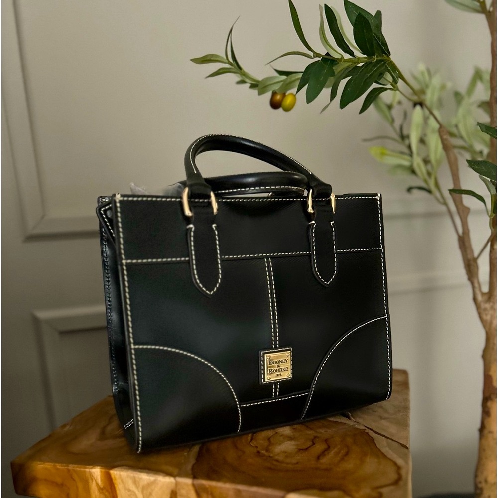 🖤 Dooney and Bourke Selleria Jayne Satchel in BLACK 🖤